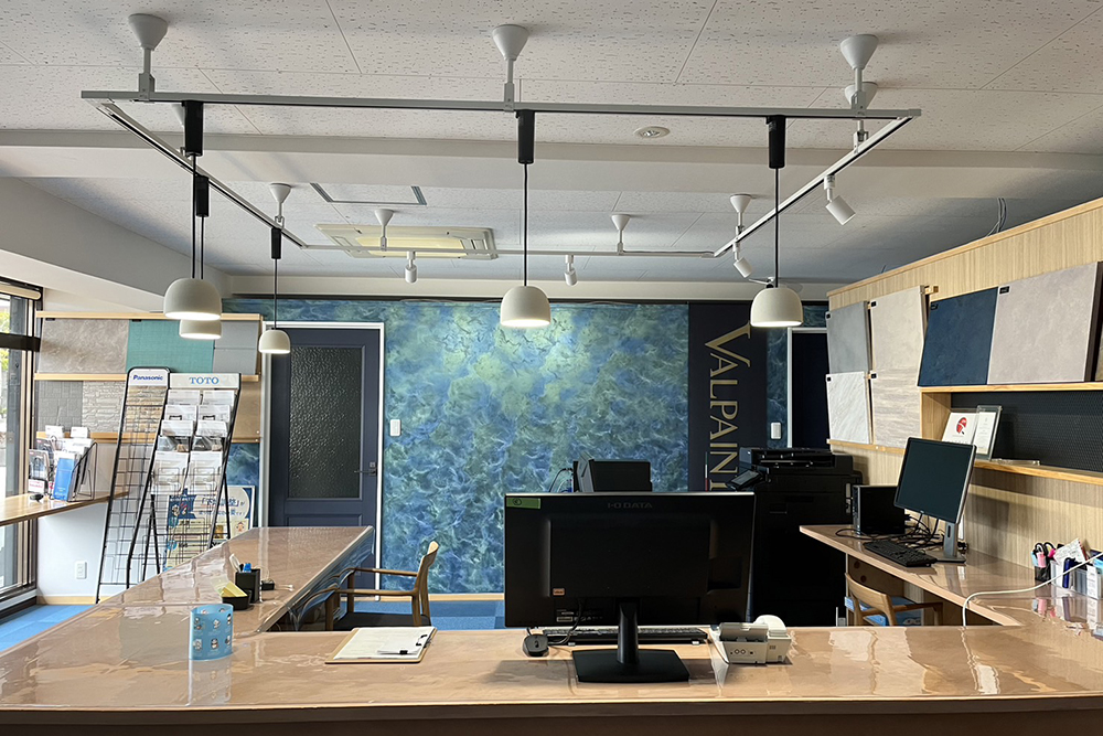 明和事務所の外観や内観写真が⼊ります